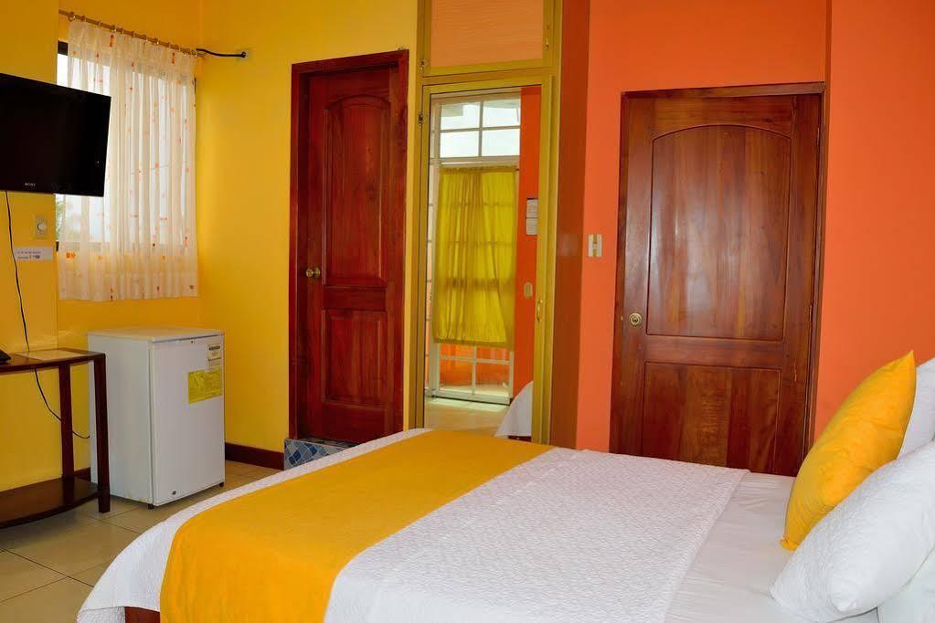 Hostal Carliza Puerto Ayora  Buitenkant foto