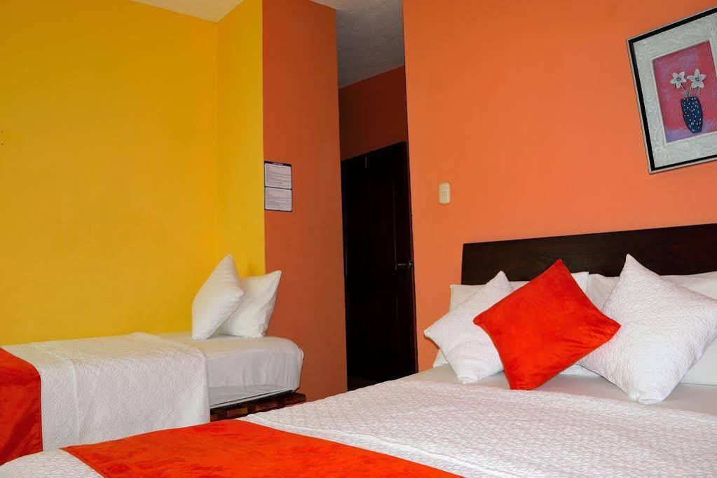 Hostal Carliza Puerto Ayora  Buitenkant foto