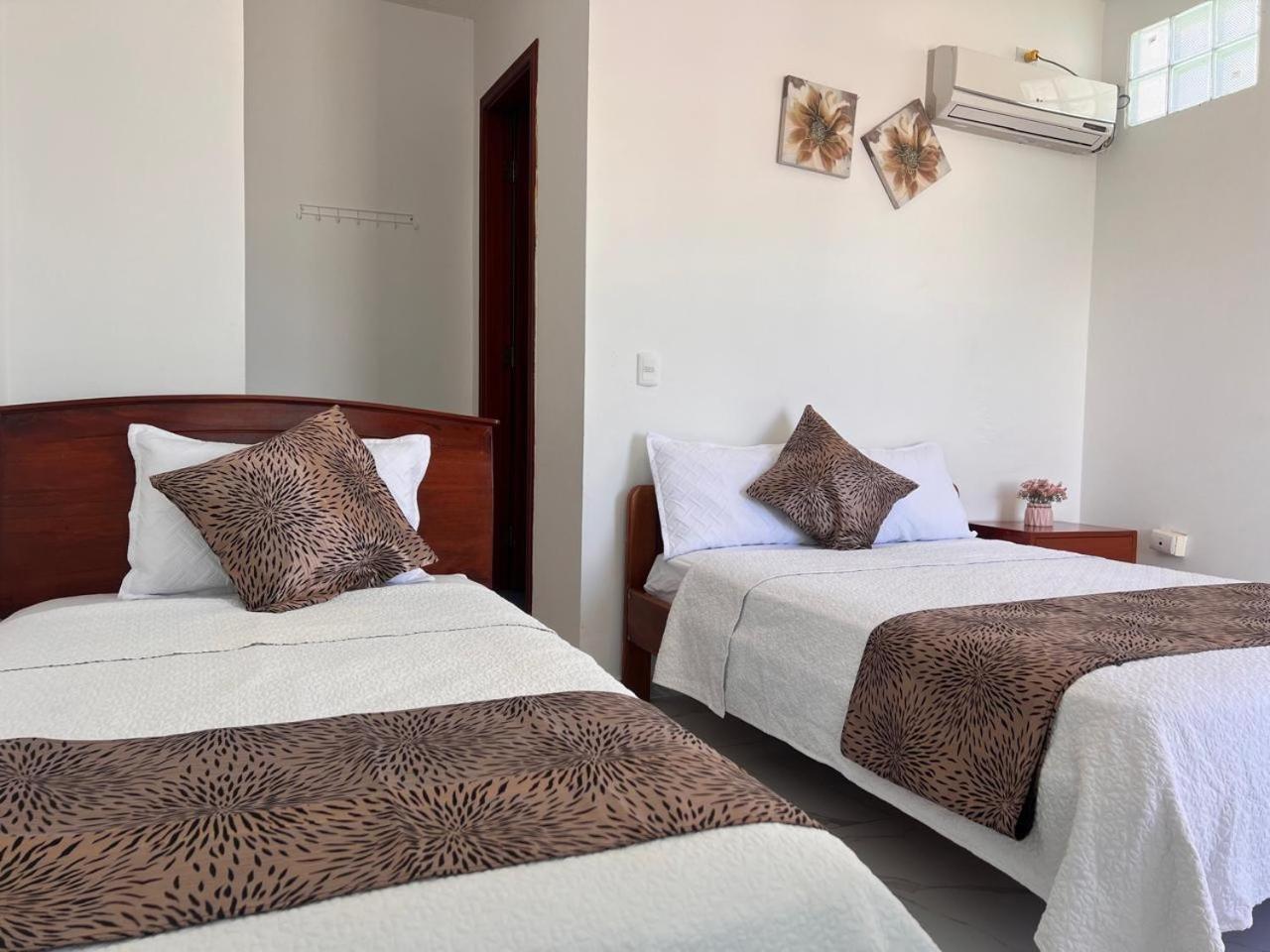 Hostal Carliza Puerto Ayora  Buitenkant foto