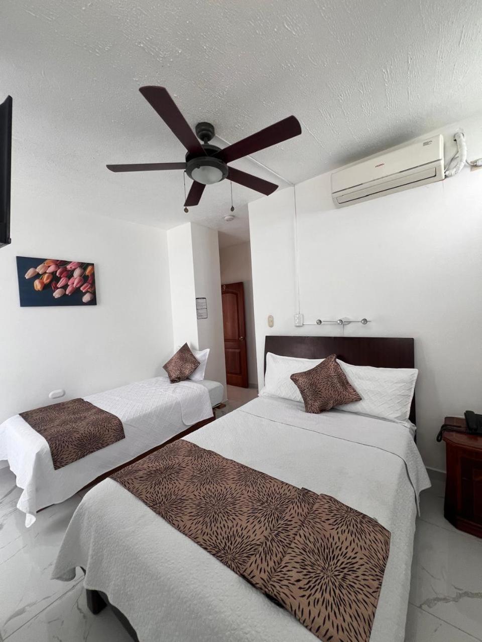 Hostal Carliza Puerto Ayora  Buitenkant foto