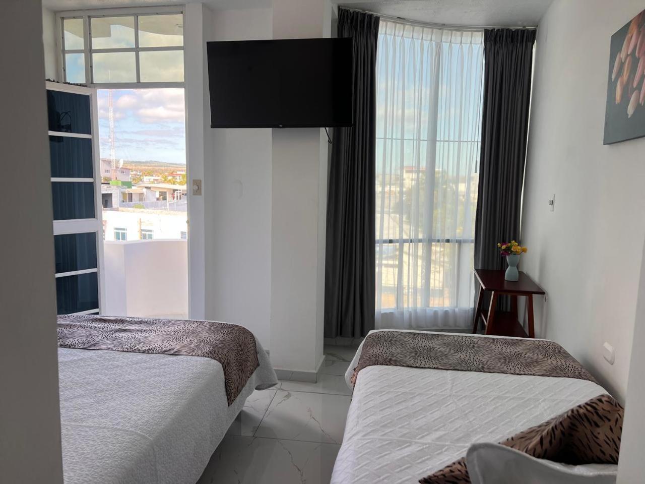 Hostal Carliza Puerto Ayora  Buitenkant foto