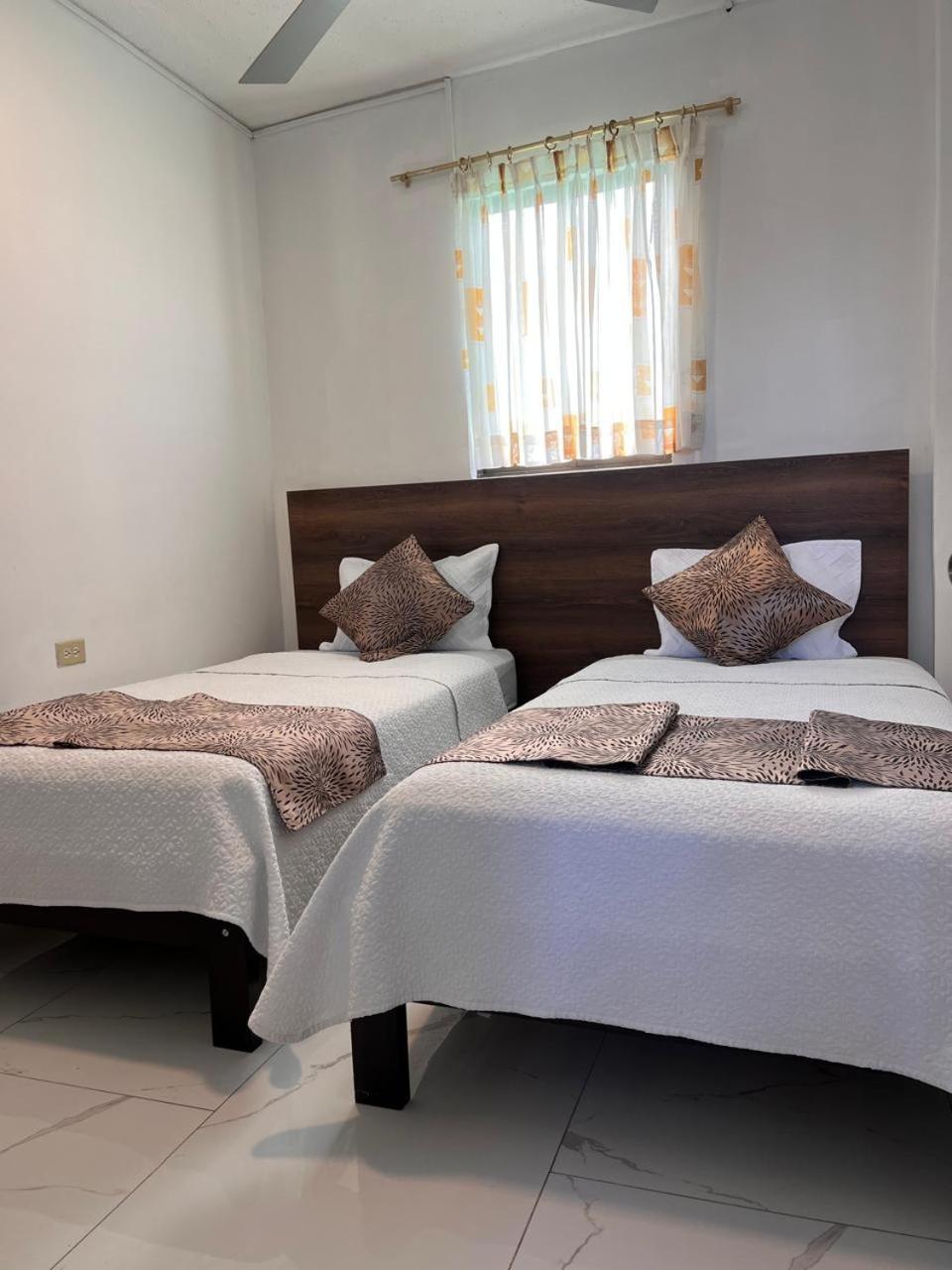 Hostal Carliza Puerto Ayora  Buitenkant foto