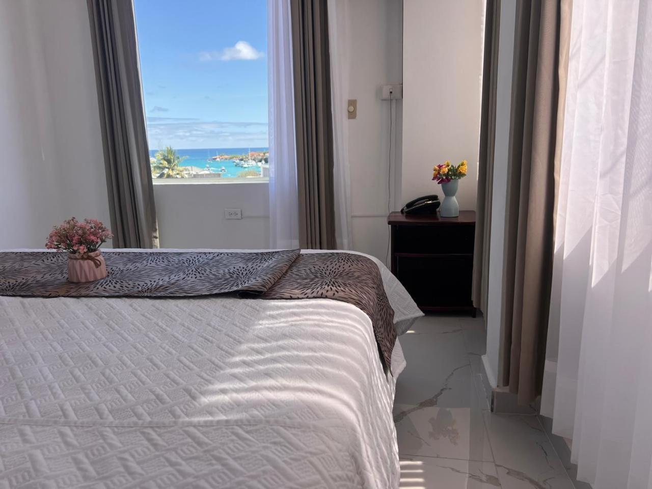 Hostal Carliza Puerto Ayora  Buitenkant foto