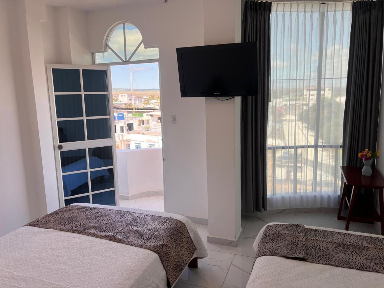 Hostal Carliza Puerto Ayora  Buitenkant foto