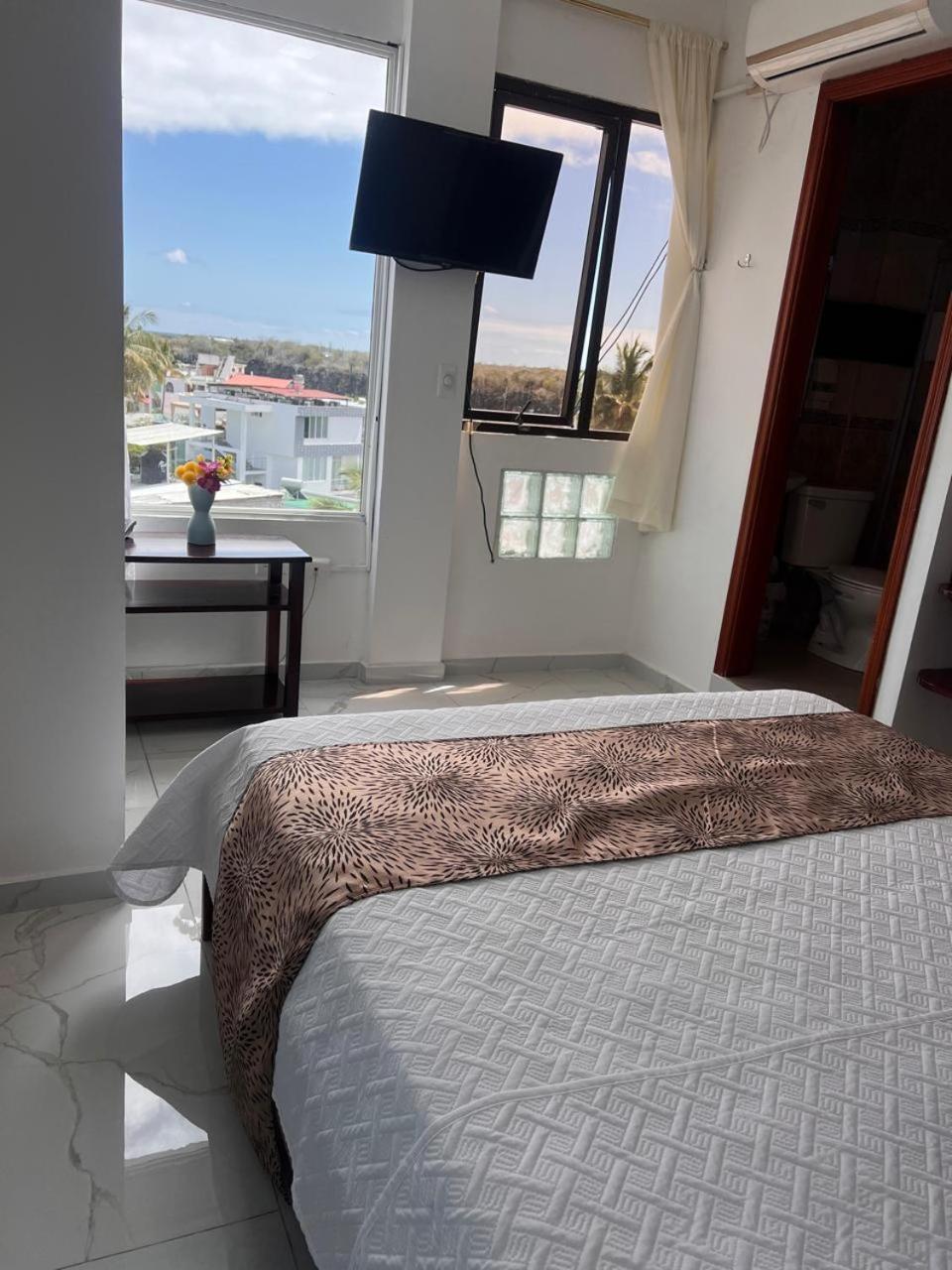 Hostal Carliza Puerto Ayora  Buitenkant foto
